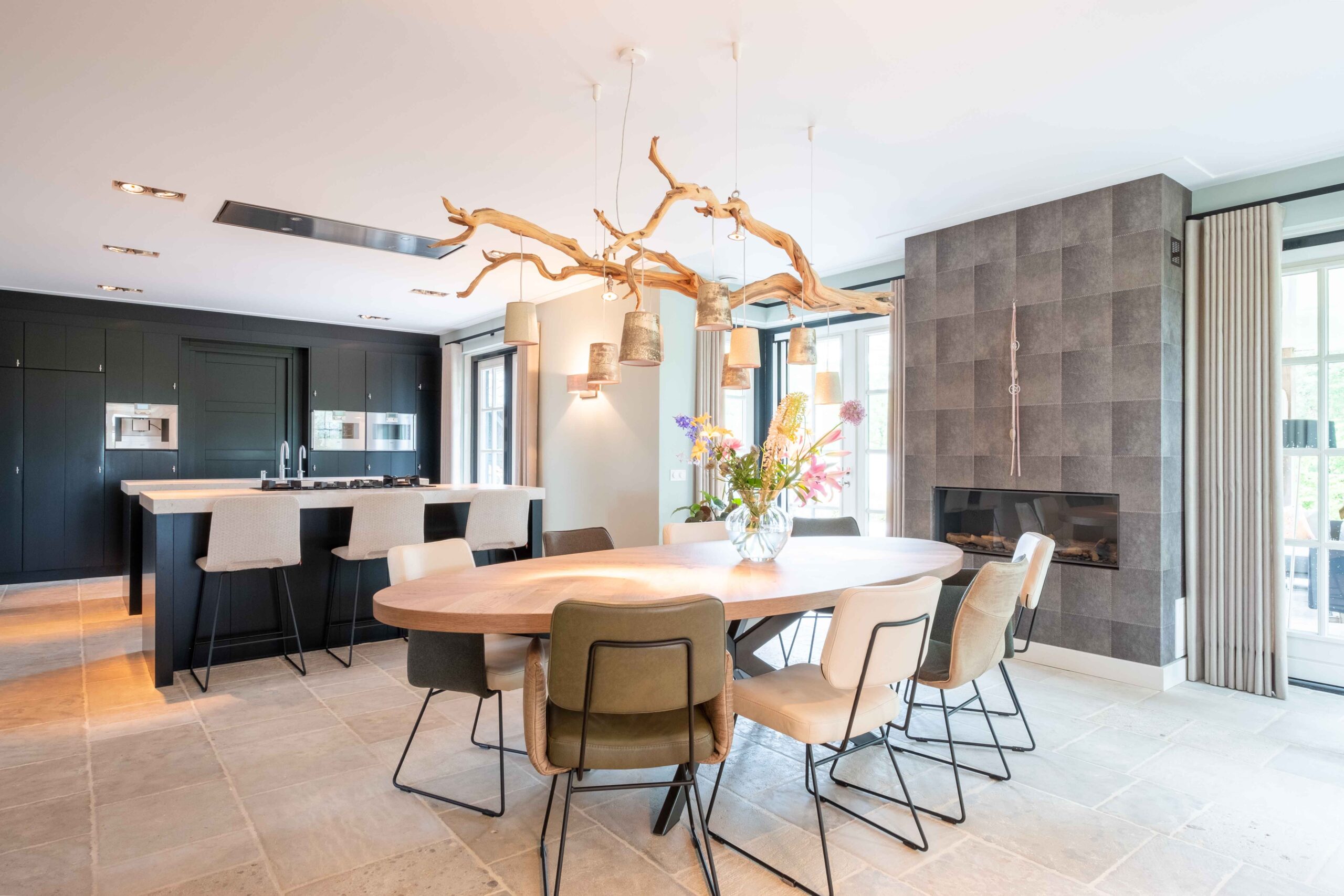 Interieurfotografie eettafel en keuken