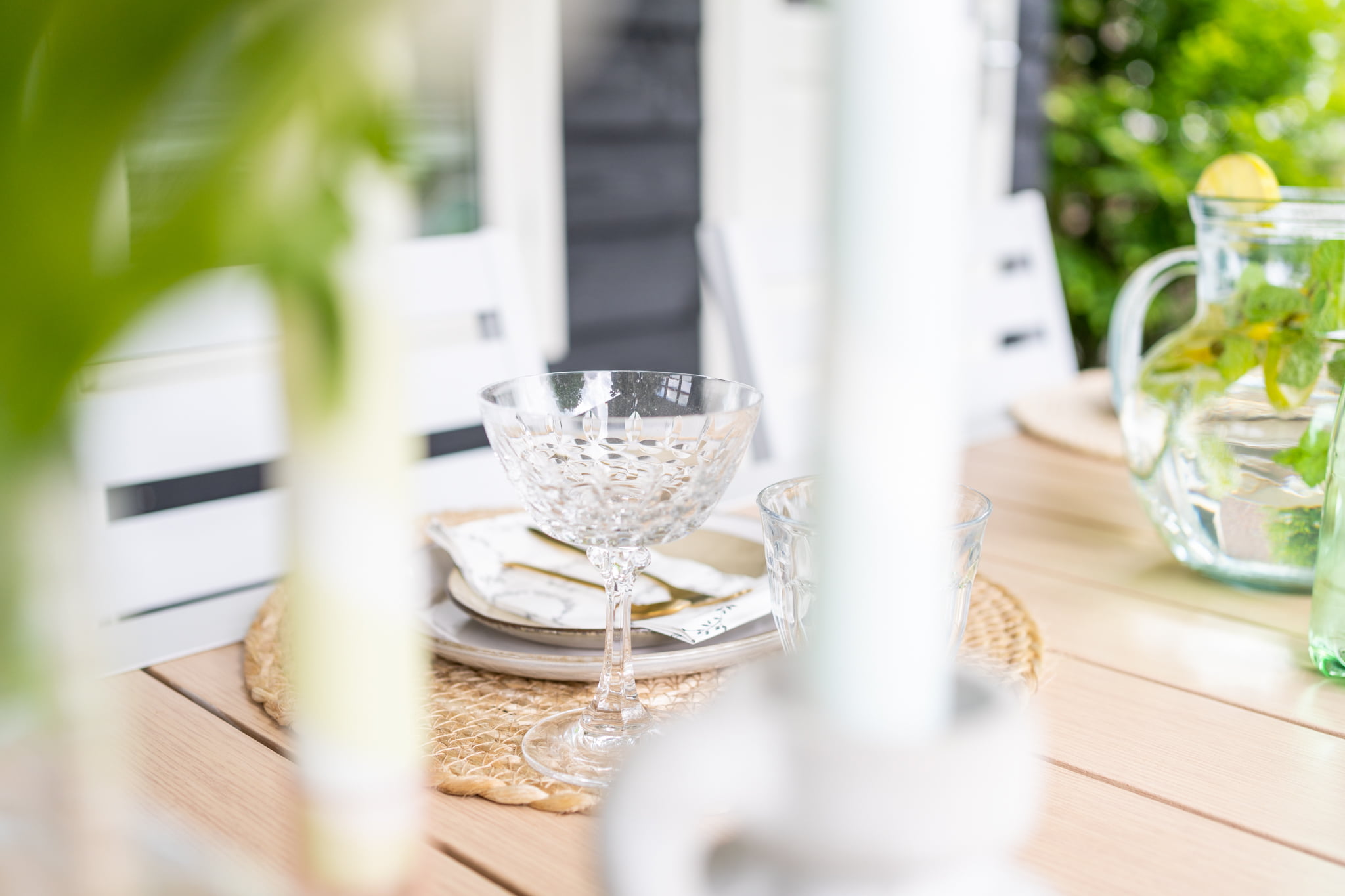 Interieurfotografie eettafel buiten bij A lot like home