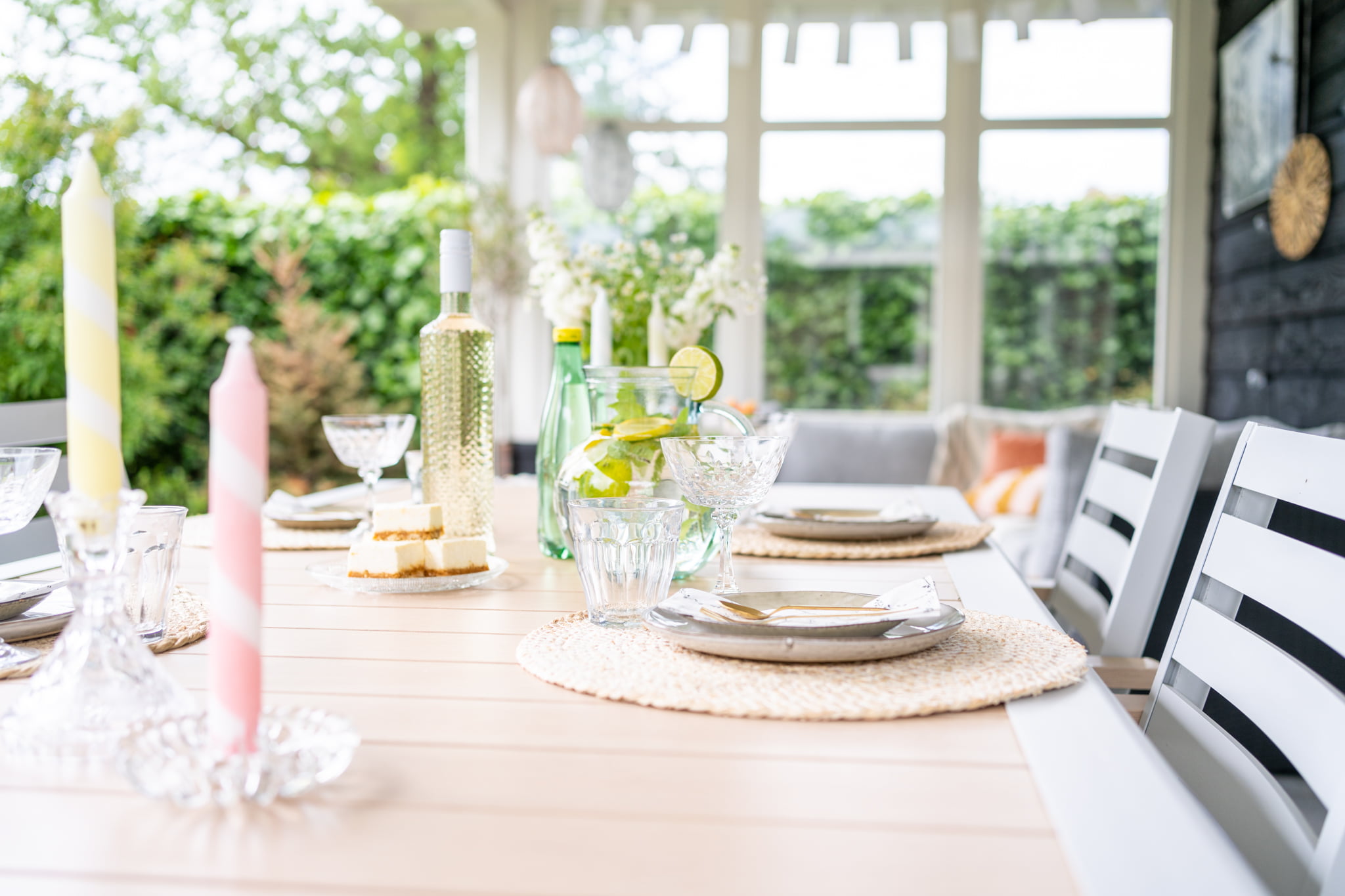 Interieurfotografie eettafel buiten bij A lot like home