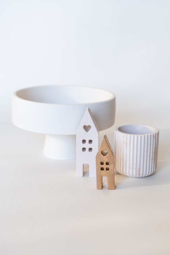 Jesmonite woonaccessoires: een schaal op voet, een geribbeld potje en kleine huisjes