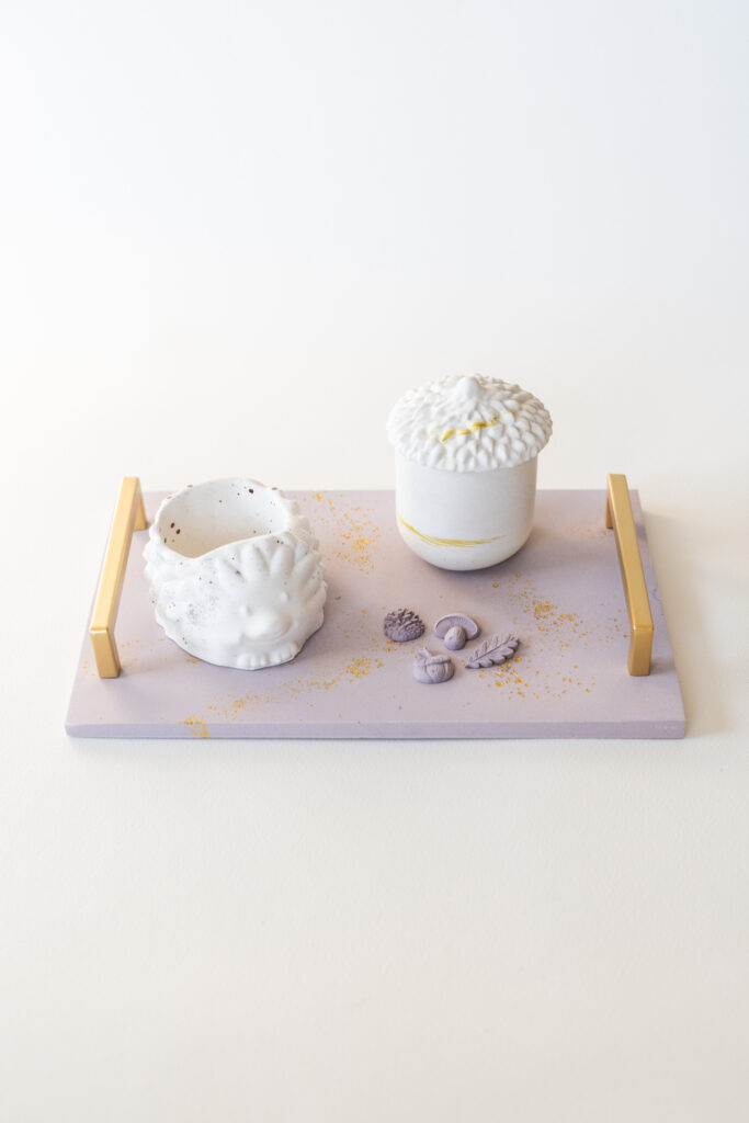 Roze gemarmerd dienblad van Jesmonite met gouden handgrepen, waxinelichthouders en decoratiesteentjes