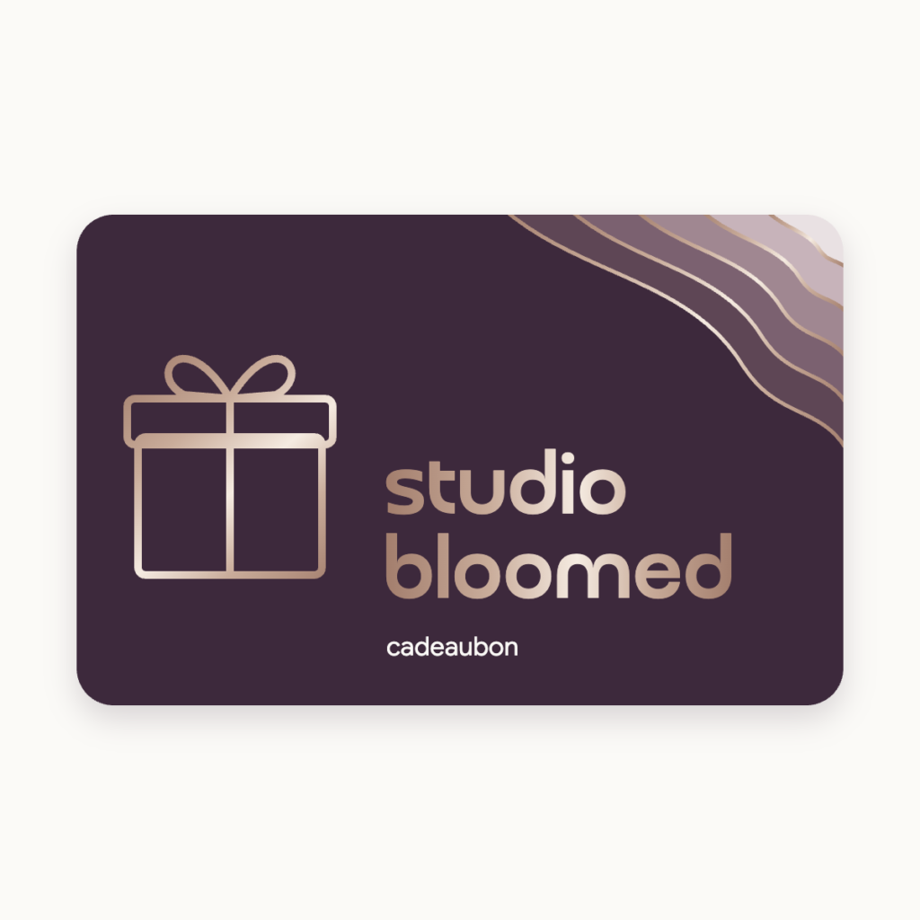 Cadeaubon van Studio Bloomed in aubergine met roségouden cadeau en logo