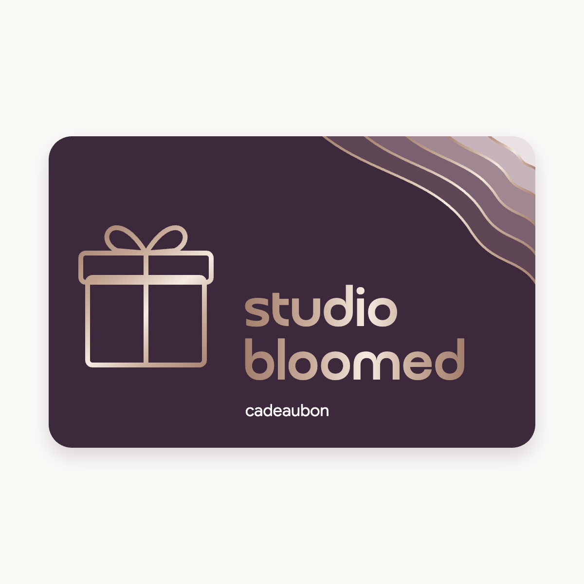 Cadeaubon van Studio Bloomed in aubergine met roségouden cadeau en logo