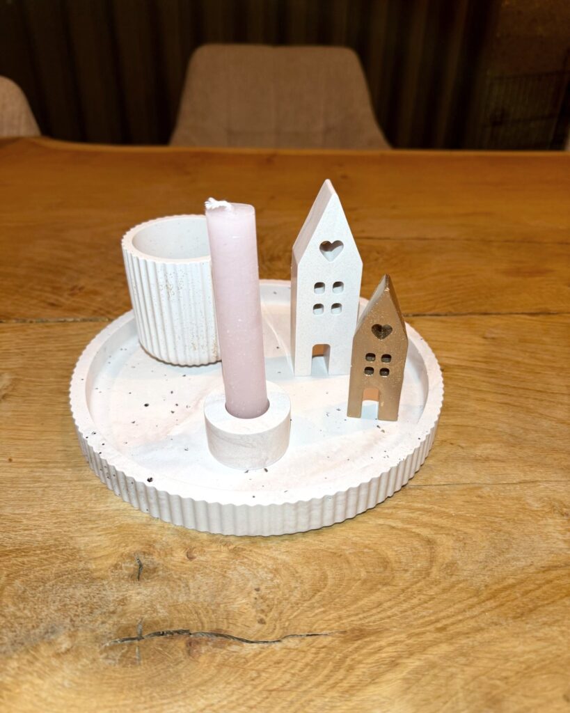 Jesmonite tray met huisjes, kaarsenhouder en geribbeld potje