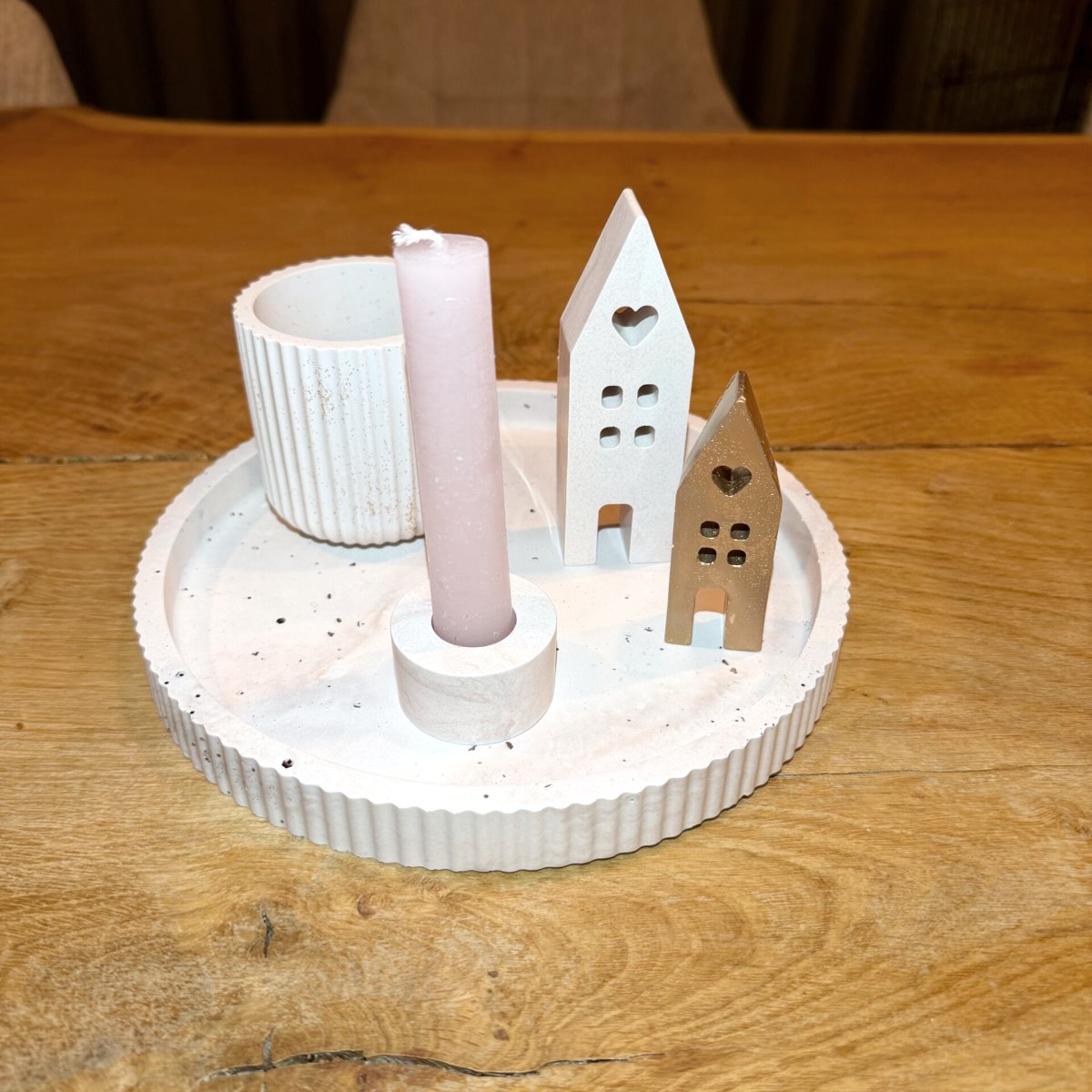 Jesmonite tray met huisjes en een roze kaars