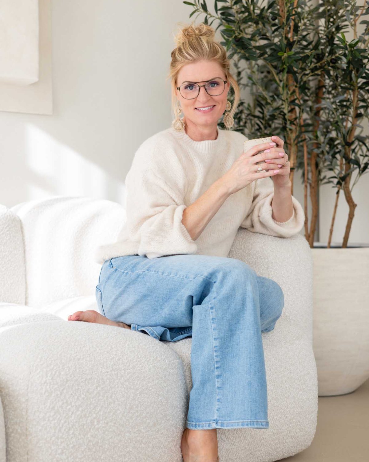 Merel van Studio Bloomed met een kop koffie