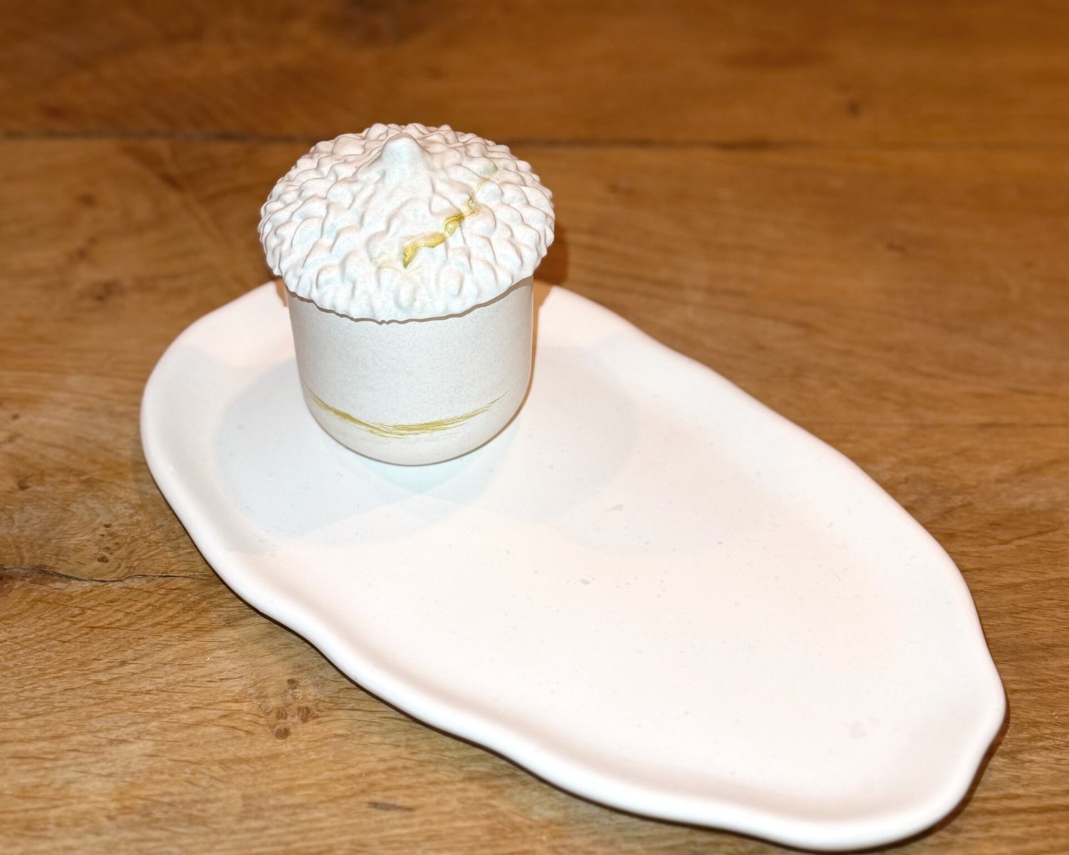 Jesmonite potje in eikelvorm op een ovale schaal